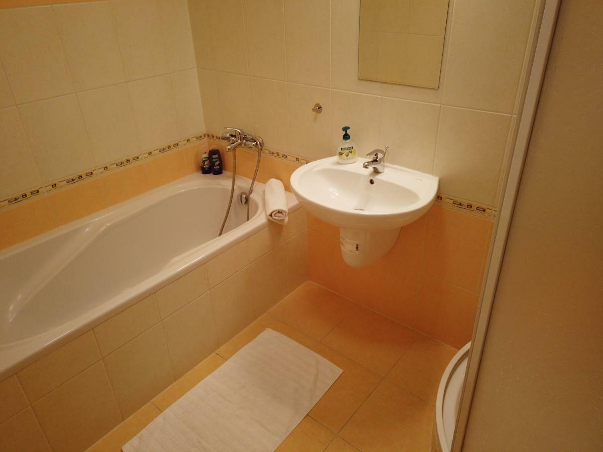 Apartment Yellow *
